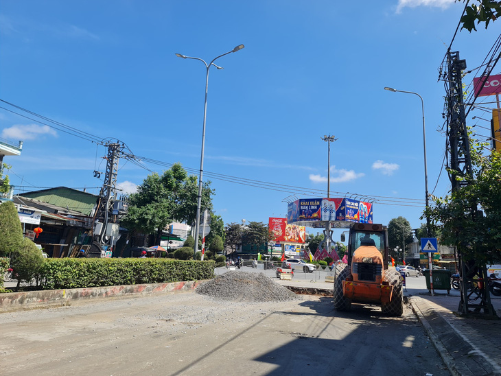 Ngay bùng binh ngã năm mới, một làn đường Nguyễn Trãi đang thi công, trở thành điểm nghẽn - Ảnh: TRẦN MAI