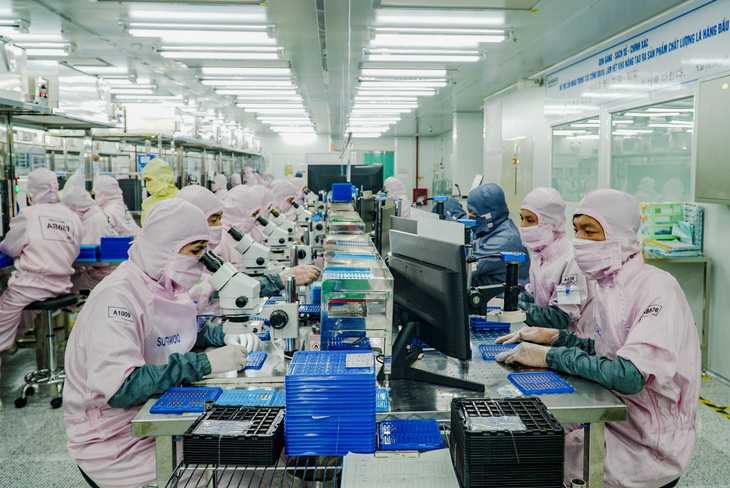 Công nhân tại xưởng sản xuất điện thoại thông minh của Công ty TNHH Sungwoo Vina, KCN Thuận Thành 3 (Bắc Ninh) - Ảnh: NGUYỄN HIỀN