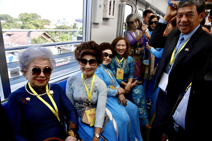 Các đại biểu kiều bào trải nghiệm tuyến metro Bến Thành - Suối Tiên trong khuôn khổ chương trình Xuân quê hương 2024 - Ảnh: HỮU HẠNH