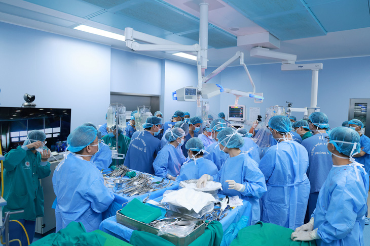 Ca lấy - ghép đa tạng từ người cho chết não lần thứ 5 được thực hiện tại Bệnh viện Trung ương Quân đội 108 - Ảnh: BVCC
