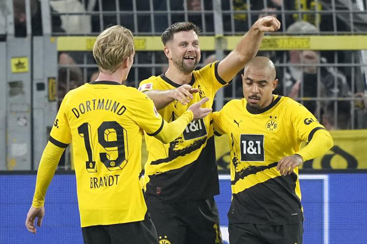 Niềm vui của các cầu thủ Dortmund khi ghi bàn vào lưới Freiburg - Ảnh: REUTERS