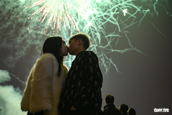 Các bạn trẻ trao nhau những nụ hôn phút giao thừa với mong ước về một năm mới hạnh phúc và bình an - Ảnh: HỒNG QUANG