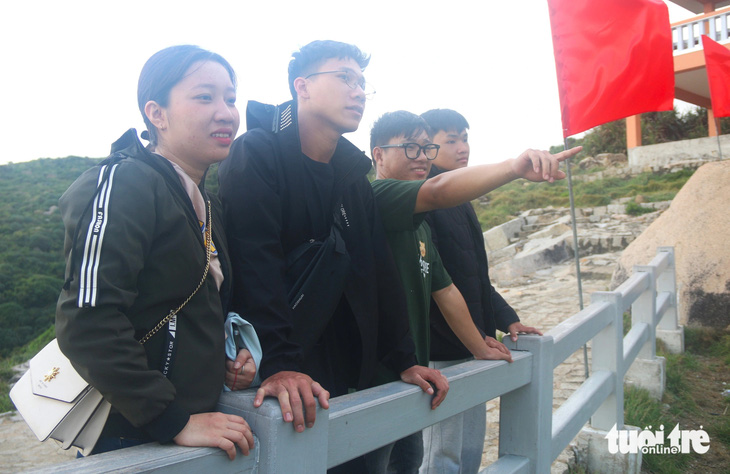 Nhóm bạn trẻ đến từ tỉnh Lâm Đồng có mặt tại Mũi Điện từ rất sớm để đón ánh bình minh và ngắm nhìn cảnh vật ở đây - Ảnh: NGUYỄN HOÀNG