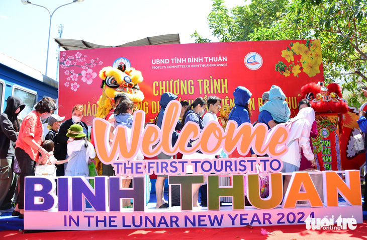 Hàng trăm vị khách xông đất tại tỉnh Bình Thuận được chào đón nồng nhiệt, nhận những bao lì xì đầu xuân từ lãnh đạo địa phương - Ảnh: ĐỨC TRONG