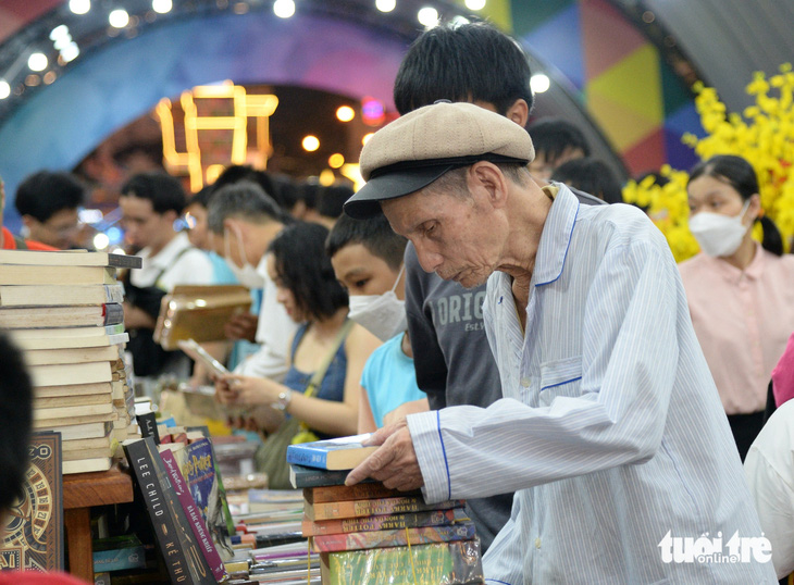 Cụ Nguyễn Văn Báu (92 tuổi, quận 12), người lớn tuổi nhất ở đường sách hái lộc ngày đầu xuân - Ảnh: TỰ TRUNG