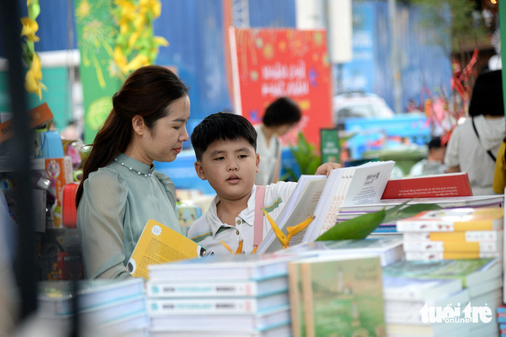 Nhiều trẻ em say mê chọn lựa những cuốn sách yêu thích - Ảnh: TỰ TRUNG