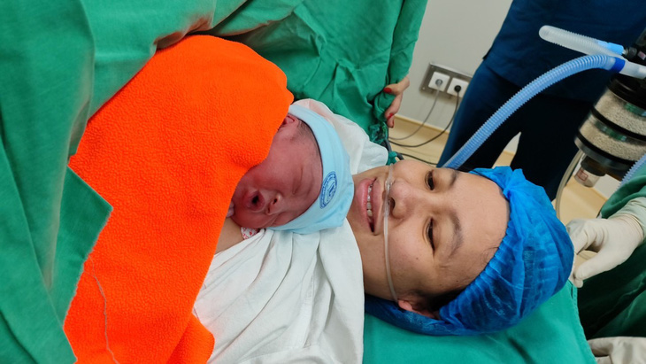 Bé gái vừa chào đời trong đêm giao thừa tại Bệnh viện Phụ sản trung ương - Ảnh: HOÀNG HIỀN