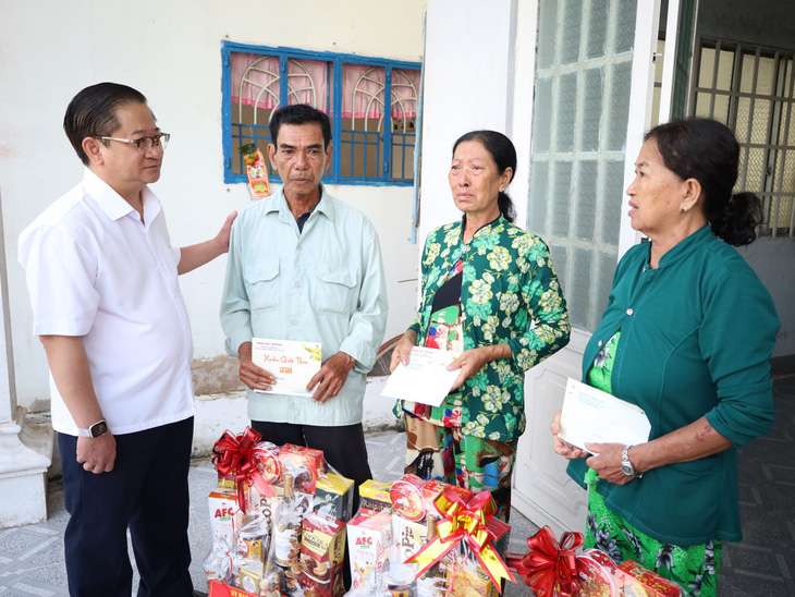 Chủ tịch UBND TP Cần Thơ Trần Việt Trường thăm hỏi, tặng quà tết cho các hộ dân bị sạt lở tại khu vực Thới Bình vào mùng 1 Tết - Ảnh: TRUNG PHẠM
