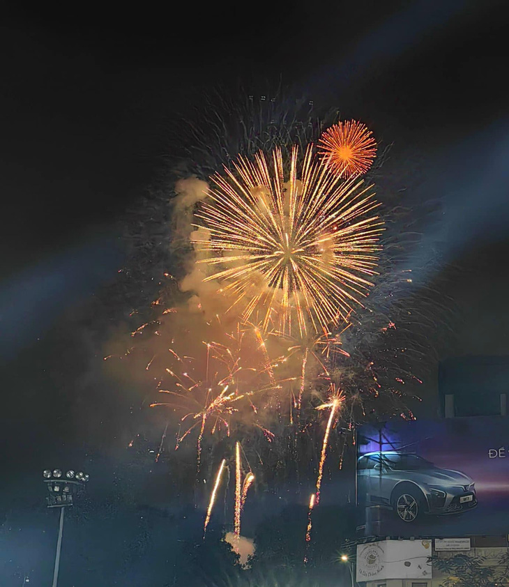 Bầu trời Hải Phòng rực sáng pháo hoa đón chào năm mới - Ảnh: TIẾN THẮNG