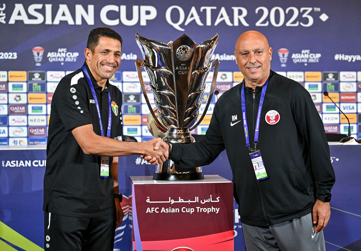 HLV Jordan Hussein Ammouta (trái) và HLV Qatar Marquez Lopez trong buổi họp báo trước trận chung kết - Ảnh: GETTY