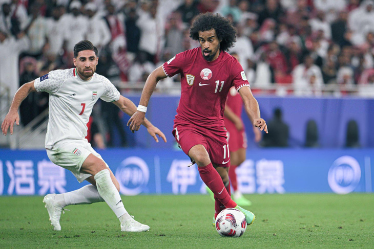 Akran Afif (áo đỏ) là cầu thủ hay nhất Qatar thời điểm hiện tại - Ảnh: GETTY