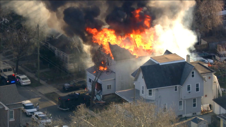 Ngôi nhà của gia đình họ Le bốc cháy dữ dội hôm 7-2 - Ảnh: WPVI