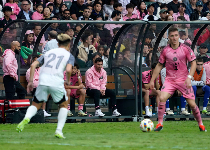 Messi ngồi dự bị trong trận giao hữu ở Hong Kong - Ảnh: GETTY