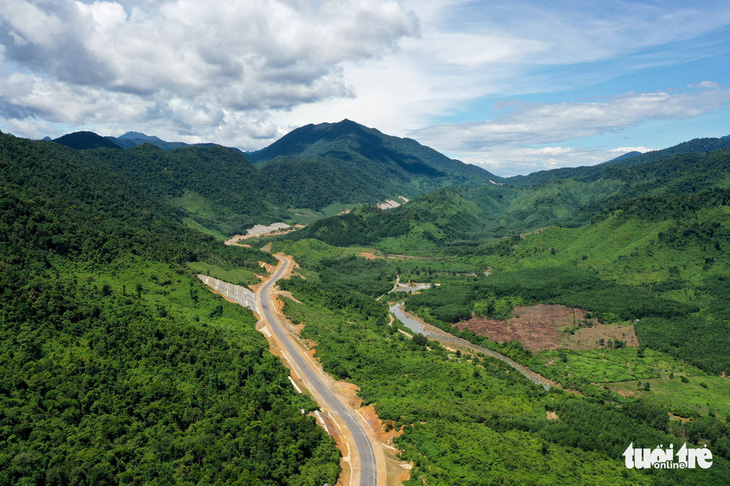 Đường cao tốc La Sơn - Túy Loan xuyên qua những tán rừng xanh ngút ngàn của vườn quốc gia Bạch Mã - Ảnh: TẤN LỰC
