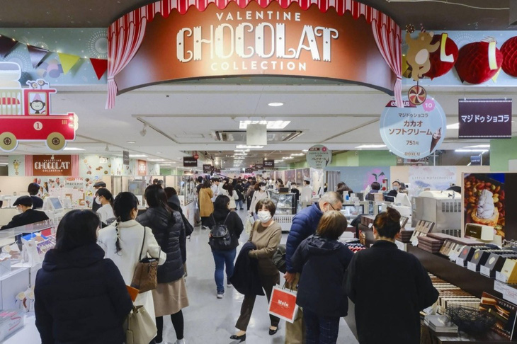 Phụ nữ Nhật Bản tìm mua socola cho dịp lễ tình nhân Valentine tại các siêu thị - Ảnh: KYODO