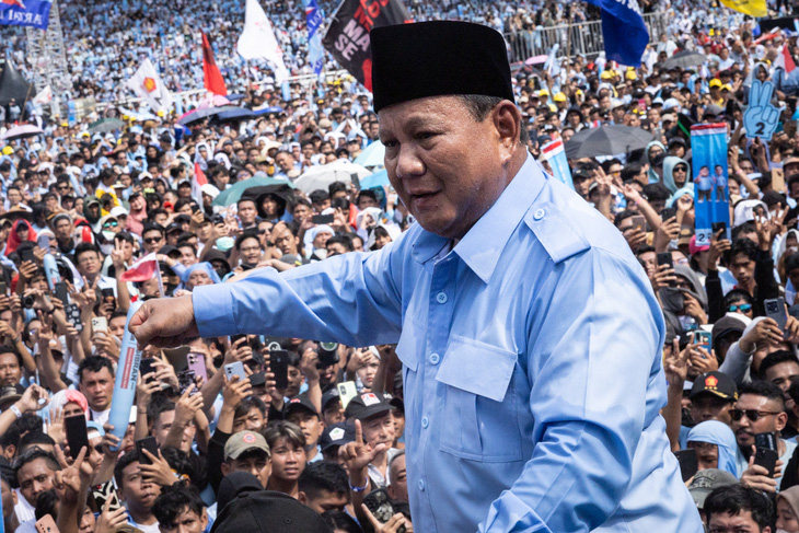 Ứng viên tổng thống Indonesia Prabowo Subianto chào đón 100.000 người ủng hộ tại sự kiện vận động tranh cử ở sân vận động Bung Karno, thủ đô Jakarta ngày 10-2 - Ảnh: AFP