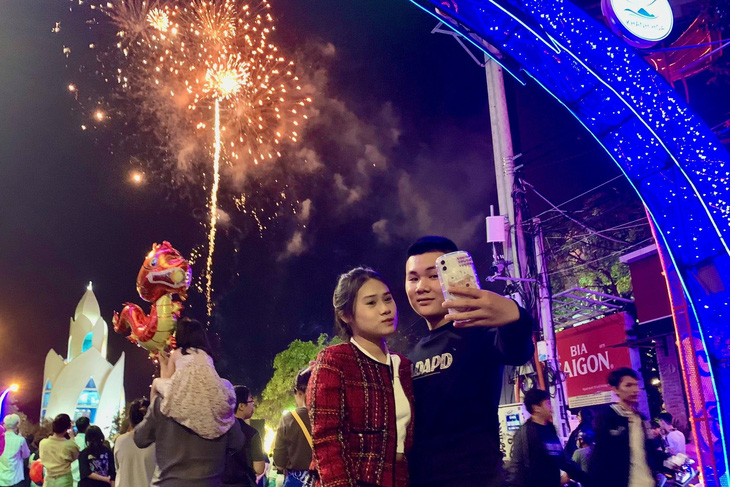 Nhiều bạn trẻ tại TP Nha Trang tranh thủ selfie lúc thời khắc giao thừa chuyển sang năm mới - Ảnh: THY KHUÊ