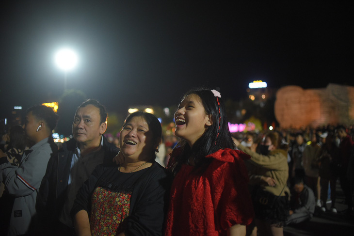 Người dân Quy Nhơn, Bình Định vui ngắm pháo hoa, đón chào năm mới - Ảnh: LÂM THIÊN