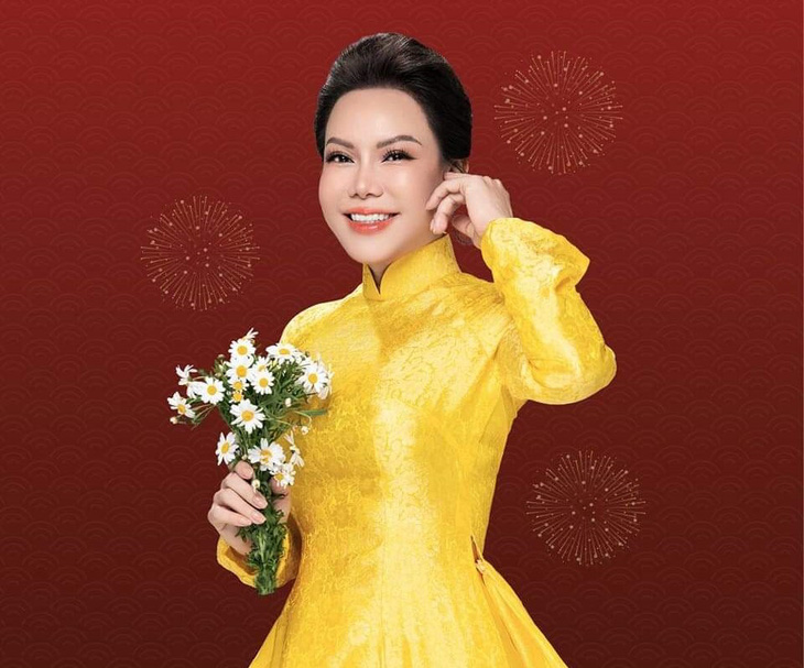 Việt Hương chọn chiếc áo dài màu vàng thật đẹp để chào năm mới - Ảnh: NVCC