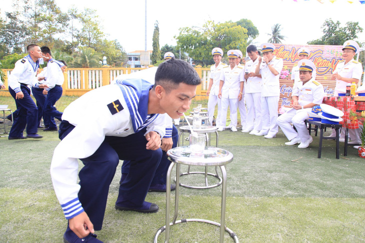 Các chiến sĩ hải quân tham gia sôi nổi các trò chơi dân gian tại hội xuân - Ảnh: ANH SƠN