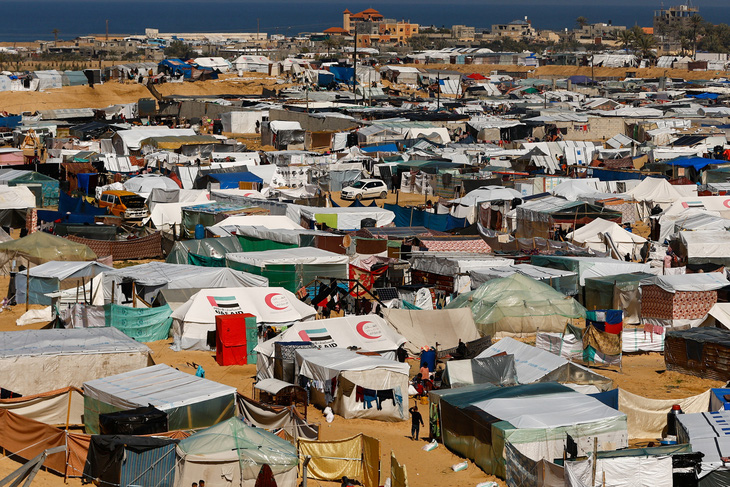 Các căn lều tạm là nơi trú ẩn của những người Palestine di rời đến Rafah - Ảnh: Reuters