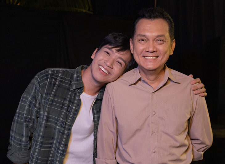 NSƯT Hữu Châu và diễn viên Bạch Công Khanh đóng hai vai chính của Sáng đèn: ông bầu của gánh hát và chàng kép trẻ triển vọng - Ảnh: ĐPCC