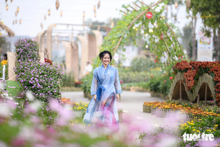 "Chị đẹp" Hồng Nhung rạng ngời tại đường hoa Home Hanoi Xuan - Ảnh: NAM TRẦN