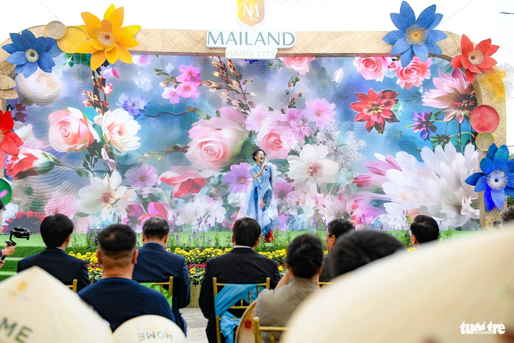 Ca sĩ Hồng Nhung dành tặng các vị khách quốc tế những ca khúc về mùa xuân - Ảnh: NAM TRẦN
