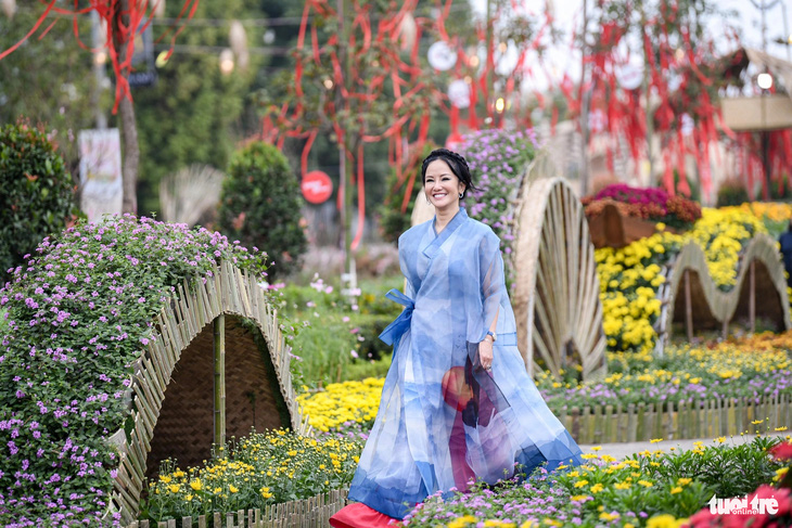 Muôn hoa lung linh tại đường hoa xuân Home Hanoi Xuan - Ảnh: NAM TRẦN