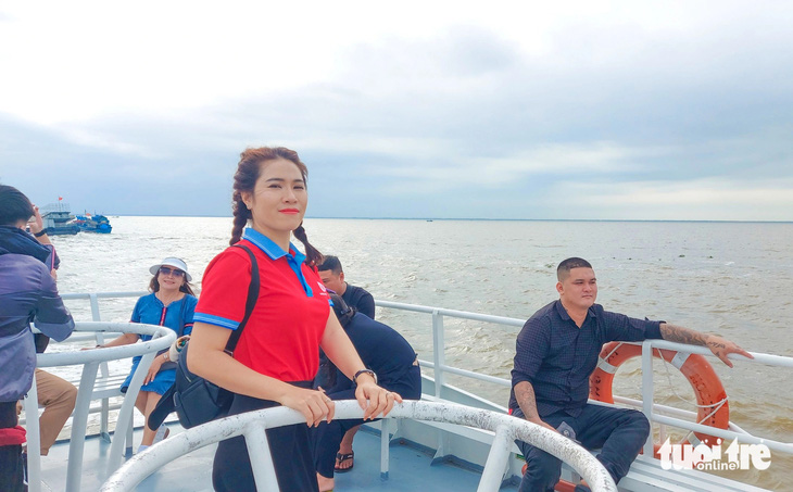 Đi tàu cao tốc ra Hòn Sơn, Nam Du và Phú Quốc, khách du lịch chụp ảnh kỷ niệm bên biển đảo Tây Nam Tổ quốc - Ảnh: CHÍ CÔNG