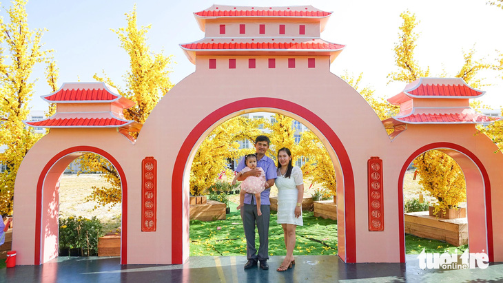 Khách du lịch, người dân địa phương chụp ảnh bên tiểu cảnh Cổng Tam Quan - biểu tượng của Kiên Giang - Ảnh: CHÍ CÔNG