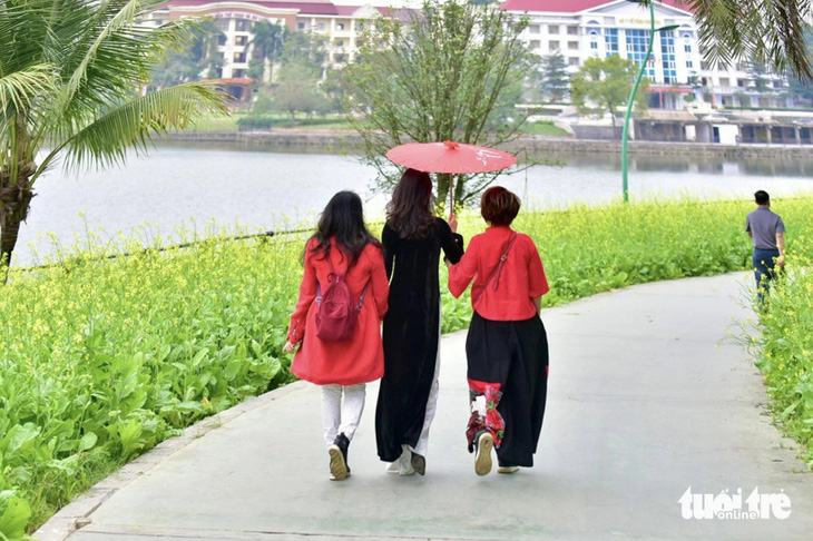 Du khách và người dân đi dạo, tập thể dục trên con đường vòng quanh công viên Văn Lang 