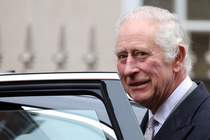 Vua Charles của Anh rời bệnh viện ở London, ngày 29-1 - Ảnh: REUTERS