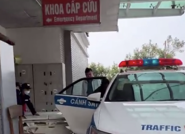 Cảnh sát dùng xe chuyên dụng đưa người đàn ông bị đột quỵ đi cấp cứu - Ảnh: Công an cung cấp