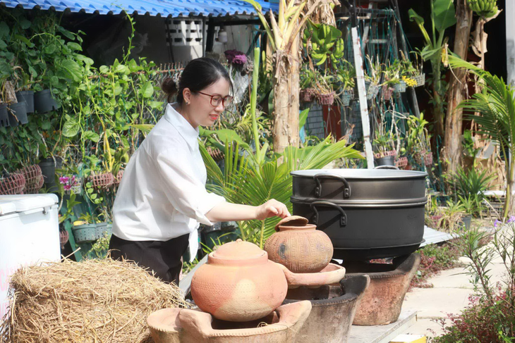 Khách du lịch trải nghiệm góc bếp quê tại một điểm du lịch sinh thái ở huyện Vĩnh Lợi, Bạc Liêu - Ảnh: CHÍ QUỐC