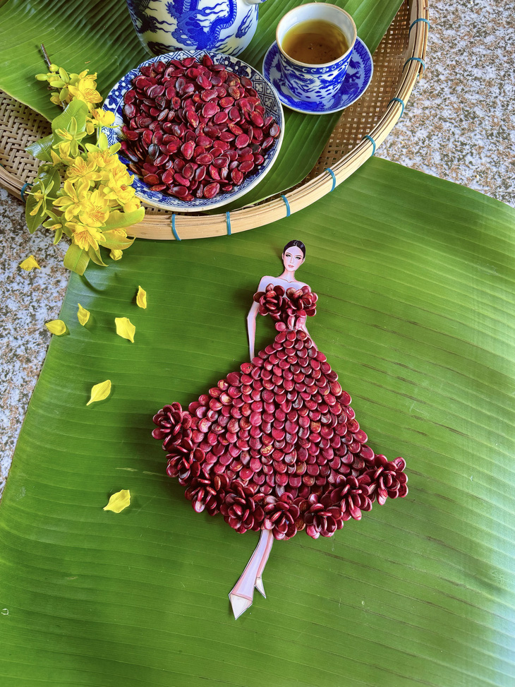 Mang thiết kế cổ điển của những năm 60, những hạt dưa đỏ thắm được Nguyễn Minh Công xếp lớp tạo nên những cánh hoa, kết thành những đóa hoa và xếp cùng nhau tạo nên một bộ váy vừa cổ điển vừa thanh lịch.