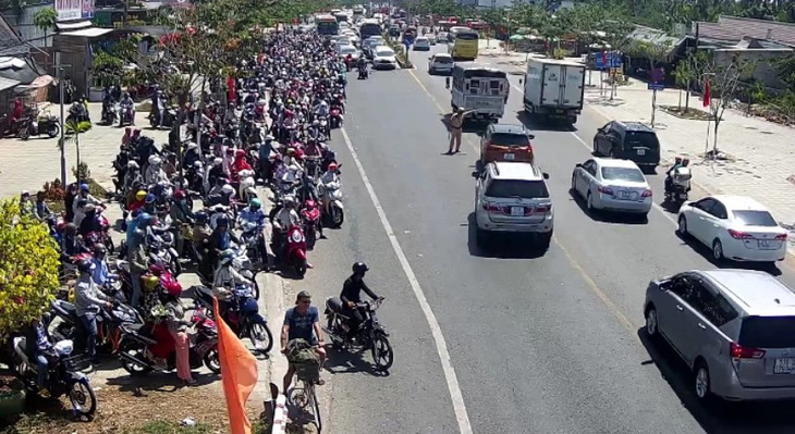 Cảnh sát giao thông phải chặn dòng xe phía tỉnh Bến Tre để ưu tiên xe từ Tiền Giang qua cầu Rạch Miễu