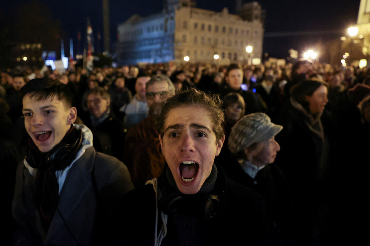 Người dân Hungary phẫn nộ trước lệnh ân xá cho tội phạm ấu dâm của tổng thống - Ảnh: REUTERS
