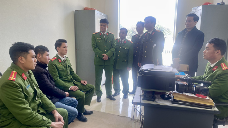 Phạm Văn Kiên (áo đen) tại cơ quan điều tra - Ảnh: Công an tỉnh Lào Cai