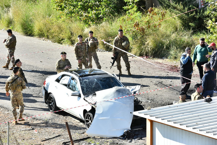 Binh sĩ Lebanon đứng gác xung quanh chiếc ô tô bị tấn công bằng UAV ở làng Jadra, ngày 10-2 - Ảnh: AFP