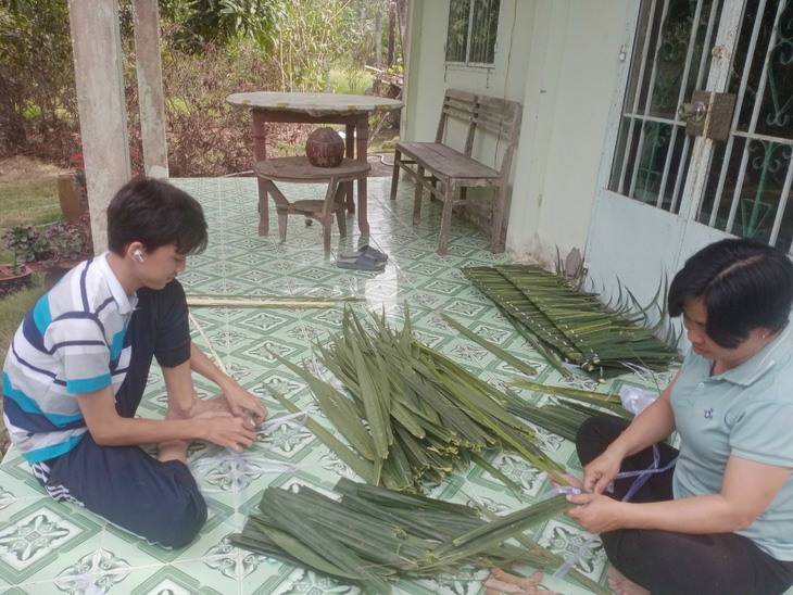 Học chằm lá để dùng trang trí tiểu cảnh Tết.