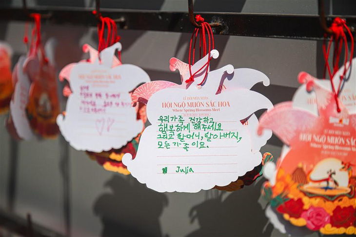 Nhiều du khách đến từ Hàn Quốc, Thái Lan, Ấn Độ… hào hứng với hoạt động viết lời nguyện ước đầu năm.