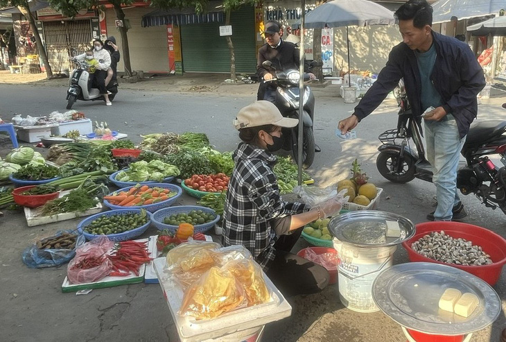 Ngoài rau xanh, đậu phụ là món ăn được nhiều người chọn mua cho bữa ăn trong ngày đầu năm mới - Ảnh: L.THANH 