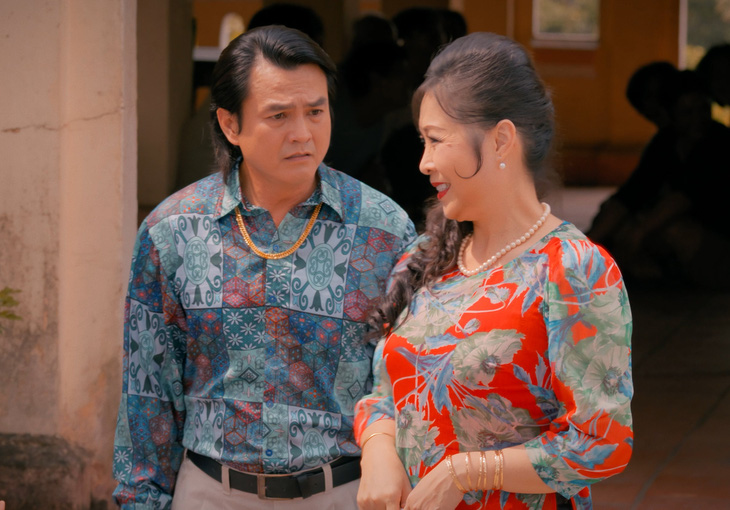 Cao Minh Đạt vào vai kép chính đẹp trai của đoàn hát, Hồng Vân vào vai nữ đại gia si mê anh - Ảnh: ĐPCC