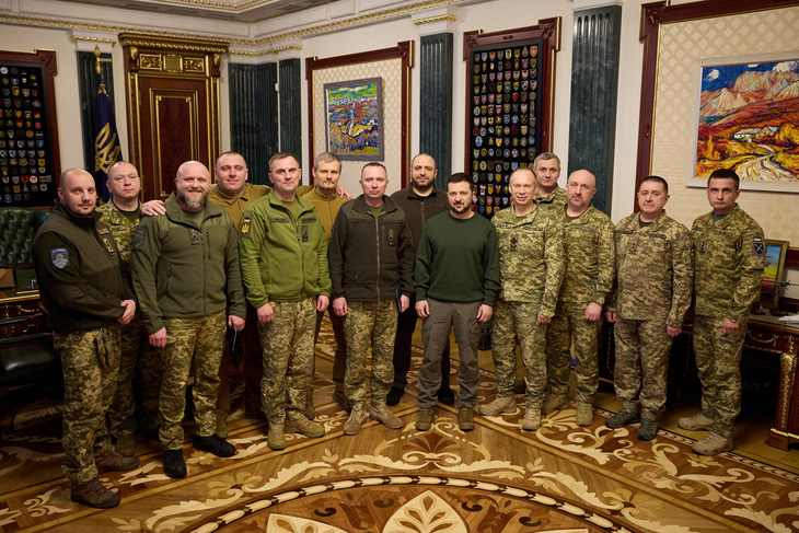 Ông Zelensky chụp hình cùng dàn quan chức quân đội mới bổ nhiệm tại Kiev, Ukraine, ngày 10-2 - Ảnh: REUTERS
