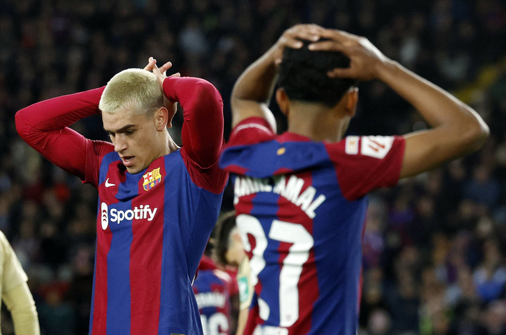 Sự thất vọng của các cầu thủ Barca trong trận hòa Granada - Ảnh: REUTERS