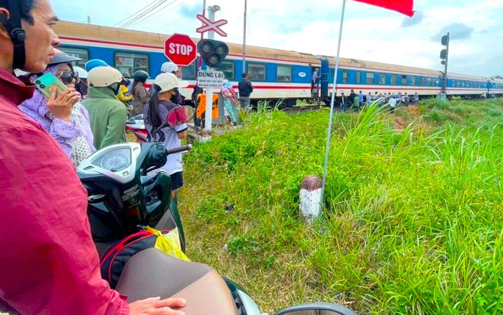 Hai thiếu nữ ở Phú Yên băng qua đường sắt bị tàu hỏa tông, 1 người tử vong
