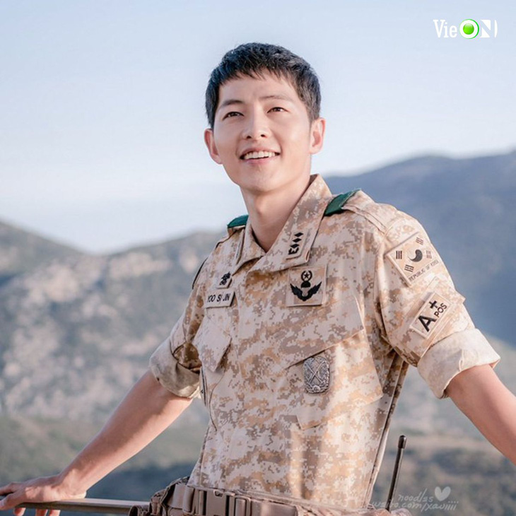 Song Joong Ki vai Đại úy Yoo Si Jin trong Hậu duệ mặt trời