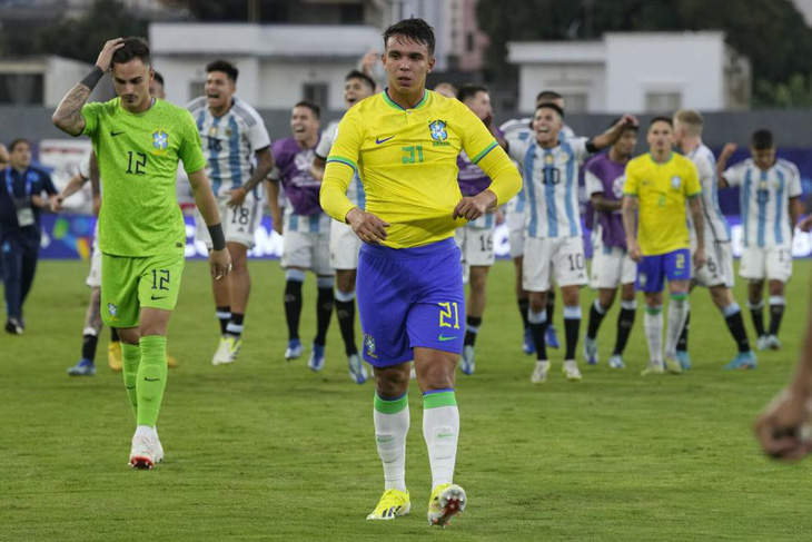 Sự thất vọng của cầu thủ Brazil sau thất bại trước Argentina - Ảnh: Getty