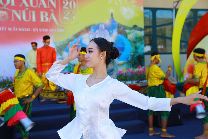 Các hoạt động đậm sắc màu văn hóa dân gian như: múa Khmer, trống Chhay dăm... sẽ được trình diễn trong suốt mùa lễ hội